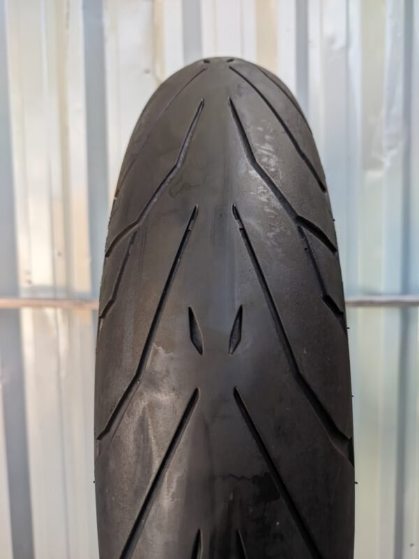 Pirelli Angel GT 120/70-17 Usado - Imagem 2