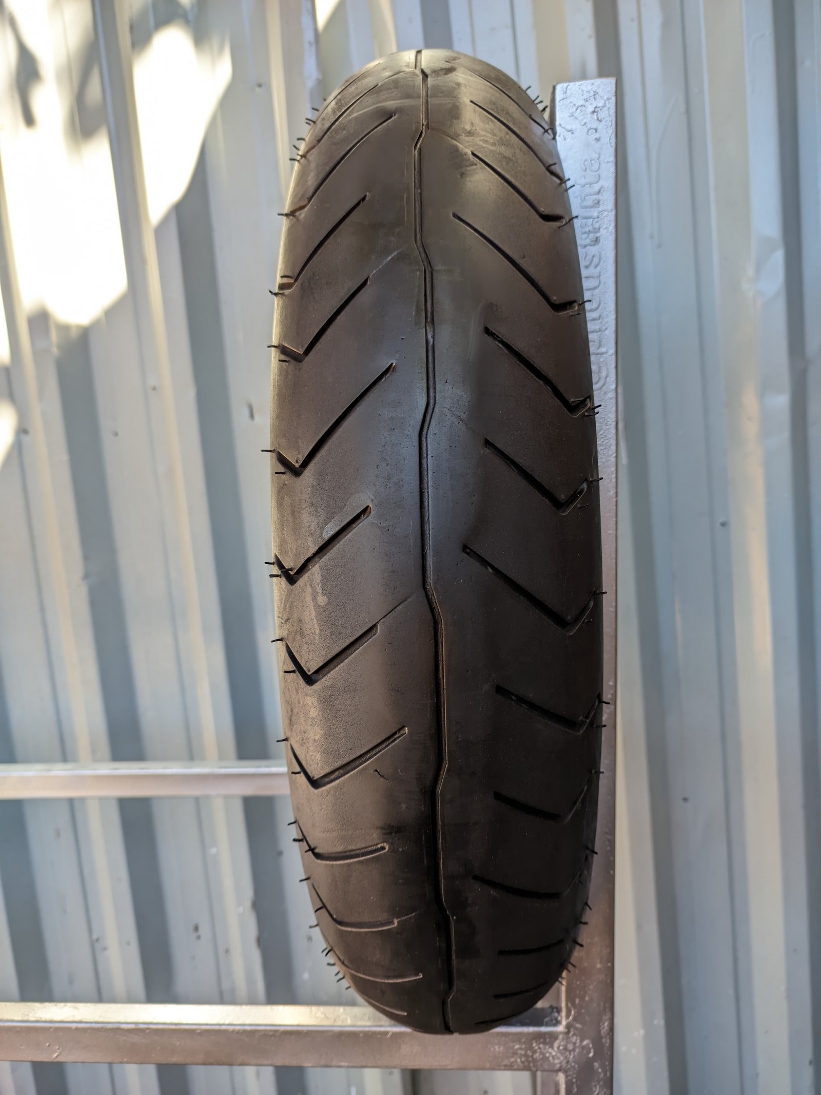 Bridgestone G853 Exedra 130/70-18 Pneu Usado