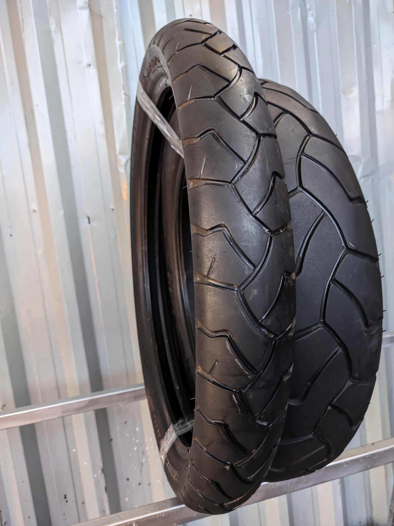 Bridgestone Battle Wing 90/90-21 + 150/70-17 Pneu Usado - Imagem 3
