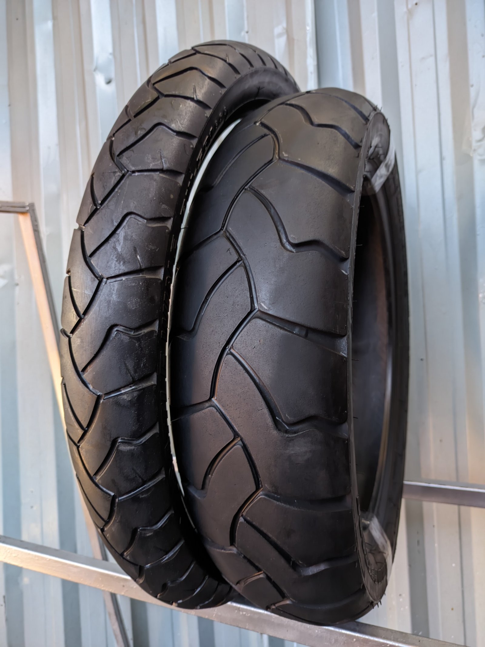 Bridgestone Battle Wing 90/90-21 + 150/70-17 Pneu Usado - Imagem 4